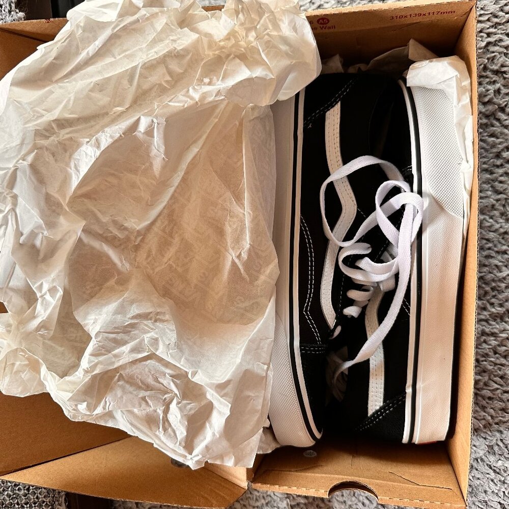 NEW Vans Old Skool black and white sneakers- Women's 9.5 - Picture 2 of 4